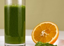 Cocktail verde cu suc de portocale 